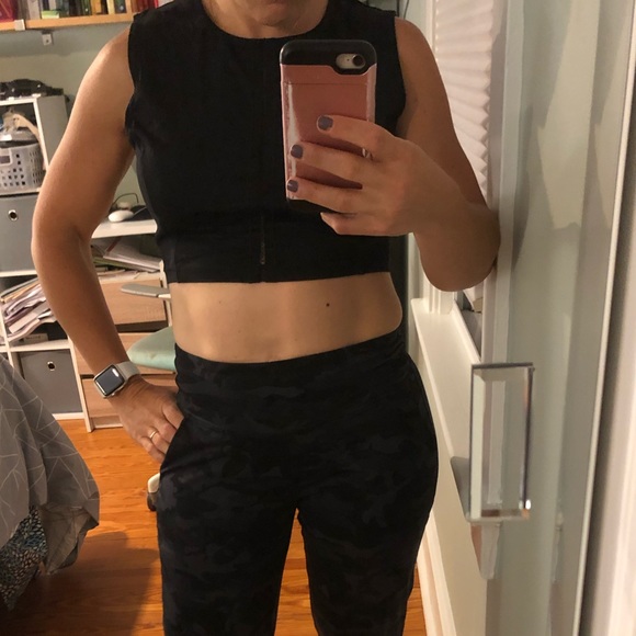 Black lululemon crop tank - Picture 3 of 3